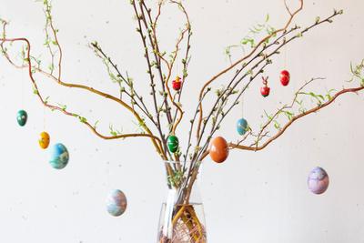 Brauch zu Ostern, Zweige in einer Vase mit Osterschmuck 01.04.202, Berlin, GER - Brauch zu Ostern, Zweige in einer Vase-stock-photo