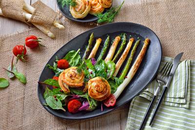 Gebratener Spargel mit mediterranem Salat Gebratener gr?ner und wei?er Spargel mit mediterranen Blattsalaten und warmen-stock-foto