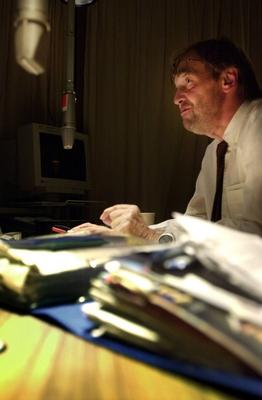 Bildnummer: 50376000  Datum: 26.10.2000  Copyright: imago/Christian SchrothRadiomoderator Christian Bienert (GER) w?hrend der Aufzeichnung des Sonntagsr?tsels im Studio von Deutschlandradio - Berlin, Personen , Restlichtaufnahme; 2000, Berlin, Radio, Moderator, Moderatoren, Radiomoderatoren, Rundfunk, H?rfunk, Radiostudio, Radiostudios, Studio, Studios, Sendestudio, Sendestudios, Sender, Radiosender, H?rfunkstudios, H?rfunkstudio; , hoch, Kbdig, Einzelbild, close, Deutschland, Arbeitswelten, Gesellschaft, Aktion, People-stock-foto