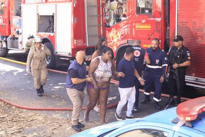 Incendio atinge confec??o para o carnaval-stock-foto