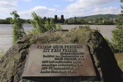 Bildnummer: 60789277  Datum: 19.09.2013  Copyright: imago/F. Berger     Remagen Br?cke von Remagen Remagen Br?cke von Remagen 01 Gesellschaft xcb x0x 2013 quer Remagen Rheinland Pfalz Br?cke Ruine Historisch Schild Schrift Namen-stock-foto