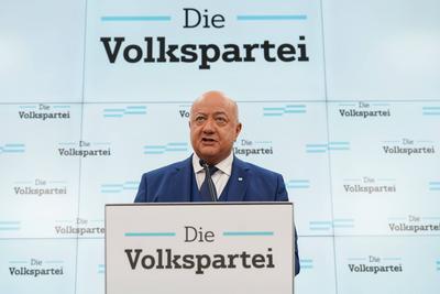 12.02.2025 - ?sterreich, Wien, Europa: Pressekonferenz - Statement der Volkspartei (?VP) zu den Regierungsverhandlungen-stock-photo