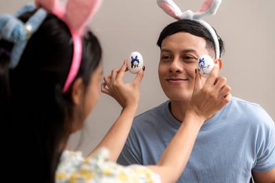 Ein junges Paar gestaltet und bemalt Ostereier zu Ostern-stock-photo