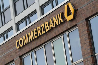 Blick am Mittwoch (17.02.2021) in Rostock auf eine Filiale der Commerzbank. Die Bank will sich f?r die n?chsten Jahre de-stock-foto