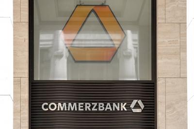 Symbolbild Unternehmenslogo des Bankinstitut Commerzbank Symbolfoto Logo des Geldinstitut Commerzbank Deutschland *** Sy-stock-foto