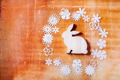 Osterhase mit Papierblumen drum herum-stock-foto