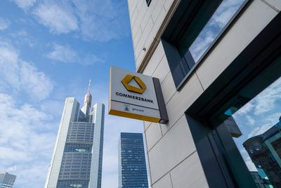 Deutschland - Hessen - Frankfurt - 11.02.2021 / Impressionen aus Frankfurt / Lockdown Verl?ngerung / Logo der Commerzban-stock-foto