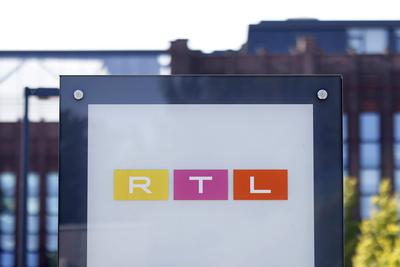 Ein Schild am Eingang zur RTL-Zentrale in K?ln mit RTL-Logo in Deutz am Picassoplatz. (Themenbild, Symbolbild) K?ln, 27.-stock-foto