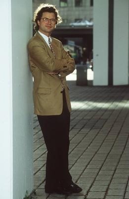 Bildnummer: 56769265  Datum: 01.10.1992  Copyright: imago/teutopressFlorian Langenscheidt 10/92 pp Mann Wirtschaft Autor Unternehmen dunkelhaarig Brille seri?s hoch ganz stehend drau?en Arme l?chelnd People Shooting x0x xkg 1992 hoch  56769265 Date 01 10 1992 Copyright Imago teutopress Florian Langenscheidt 10 92 PP Man Economy Author Companies dark haired Glasses seriously vertical whole standing outside Arms smiling Celebrities Shooting x0x xkg 1992 vertical-stock-foto