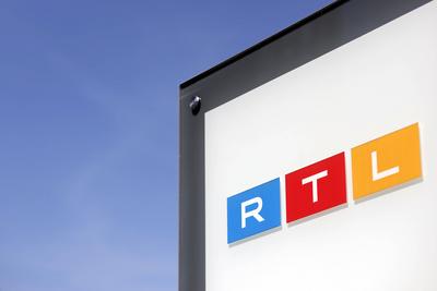 Ein Schild am Eingang zur RTL-Zentrale in K?ln mit RTL-Logo in Deutz am Picassoplatz. (Themenbild, Symbolbild) K?ln, 27.-stock-foto