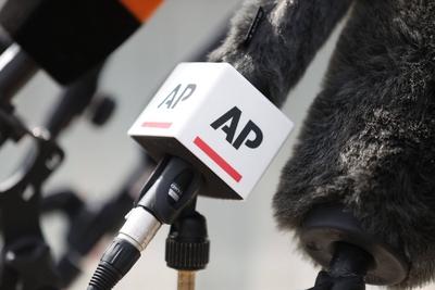 Berlin, Deutschland, 23.08.2023: Mikrophon der US-Nachrichtenagentur Associated Press (AP) bei einer Pressekonferenz vor-stock-photo