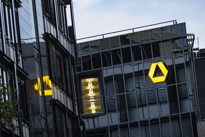 Commerzbank. Logo an einem Bankgeb?ude in Stuttgart. // 04.05.2022: Deutschland, Baden-W?rttemberg, Stuttgart. *** Comme-stock-foto
