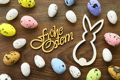 Osterhasenfigur, Schriftzug Frohe Ostern und Ostereier *** Easter bunny figure, Happy Easter lettering and Easter eggs-stock-foto