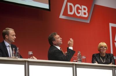 Bildnummer: 54915300  Datum: 07.10.2010  Copyright: imago/Christian Thiel Deutschland / Berlin / DGB-Kapitalismuskongress II, Streitgespr?ch Ist Sparen der einzige Weg aus der Krise? mit dem FDP-Generalsekret?r Christian Lindner (L),  der Gr?nen-Bundesvorsitzenden Claudia Roth, dem Die Linke-Vorsitzenden Klaus Ernst People Politik kbdig xkg 2010 quer Gespr?ch Partei Politik Streitgespr?ch Generalsekret?r Gewerkschaft DGBBildnummer 54915300 Date 07 10 2010 Copyright Imago Christian Thiel Germany Berlin DGB CAPITALISM CONGRESS II Dispute is Savings the only one Way out the Crisis with the FDP Secretary-General Christian Lindner l the Greens State Chairmen Claudia Roth the the Left Chairman Klaus Ernst Celebrities politics Kbdig xkg 2010 horizontal Conversation Party politics Dispute Secretary-General Trade union DGB-stock-foto