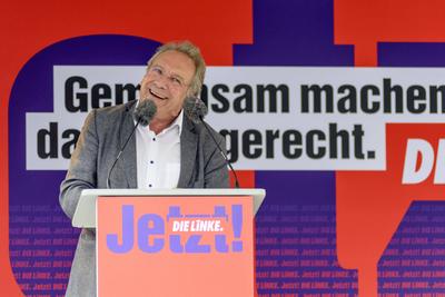 Klaus Ernst spricht bei einer Wahlkampf-Veranstaltung der Partei Die Linke auf dem Kornmarkt, N?rnberg, 18.09.2021 ***-stock-photo