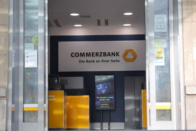 25.11.2023, Deutschland, NRW, Wirtschaft, Finanzen, Banken, Blick in den Vorraum einer Commerzbank, Geldautomat, Werbung-stock-foto