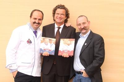 Bildnummer: 52203721  Datum: 12.10.2007  Copyright: imago/HoffmannFernsehk?che Horst Lichter (re., GER) und Johann Lafer (re., AUT) pr?sentieren zusammen mit Verleger Florian Langenscheidt (Mitte, GER) ihr Buch - Lafer, Lichter, Lecker - anl?sslich der Internationalen Buchmesse 2007 in Frankfurt am Main , Personen , optimistisch; 2007, Frankfurt/Main, a.M., Internationale, Frankfurter,  Messe, Koch, Fernsehkoch, Sternekoch, Starkoch, TV, Buch, Autor, Buchpr?sentation, Pr?sentation, Pressetermin , Manager , Unternehmensf?hrung , Unternehmer , l?cheln; , quer, Kbdig, Gruppenbild, close, Medienunternehmen, Wirtschaft, Deutschland, Randbild, People, Pressetermin-stock-foto