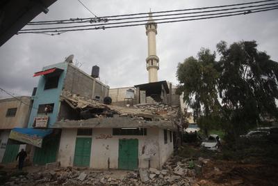 Residents inspect the damage done as Israeli troops withdraw from Al Farea refugee camp following a four-day campaign, near the West Bank city of Tubas-stock-photo