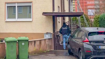 Wird hier der M?rder von Offenburg verhaftet?: Schwerbewaffnete Spezialeinsatzkr?fte r?cken am Nachmittag an Wohnhaus in Offenburg aus und nehmen Mann fest - Ist das der M?rder der 37-j?hrigen Frau in Offenburg-stock-foto