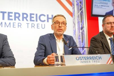 12.02.2025 - ?sterreich, Wien, Europa: Pressekonferenz - Statement von FP?-Bundesparteiobmann Herbert Kickl, Generalsekr-stock-foto