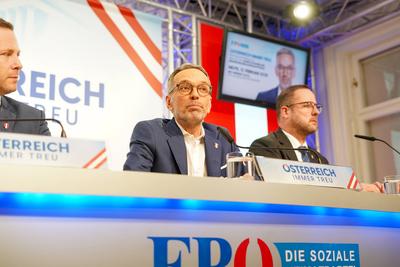 12.02.2025 - ?sterreich, Wien, Europa: Pressekonferenz - Statement von FP?-Bundesparteiobmann Herbert Kickl, Generalsekr-stock-foto