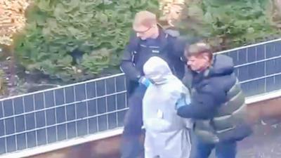 Wird hier der M?rder von Offenburg verhaftet?: Schwerbewaffnete Spezialeinsatzkr?fte r?cken am Nachmittag an Wohnhaus in Offenburg aus und nehmen Mann fest - Ist das der M?rder der 37-j?hrigen Frau in Offenburg-stock-foto