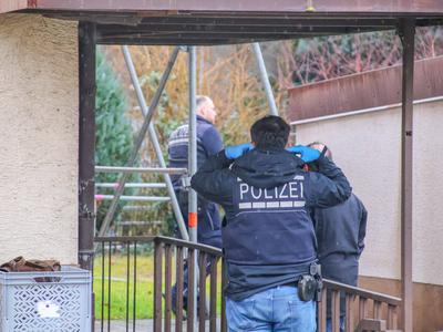 Wird hier der M?rder von Offenburg verhaftet?: Schwerbewaffnete Spezialeinsatzkr?fte r?cken am Nachmittag an Wohnhaus in Offenburg aus und nehmen Mann fest - Ist das der M?rder der 37-j?hrigen Frau in Offenburg-stock-foto