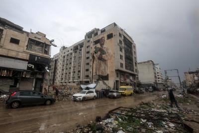 Palestinians walk through rubble during severe weather conditions in the Al-Rimal neighborhood in central Gaza City-stock-foto