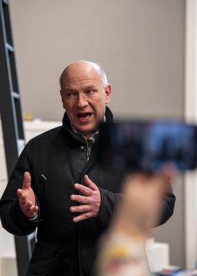 Berlins Regierender B?rgermeister Kai Wegner besucht den 'Ort der W?rme' im Humboldt Forum am 12.02.2025-stock-foto