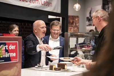 Berlins Regierender B?rgermeister Kai Wegner besucht den 'Ort der W?rme' im Humboldt Forum am 12.02.2025-stock-foto