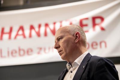 Berlins Regierender B?rgermeister Kai Wegner besucht den 'Ort der W?rme' im Humboldt Forum am 12.02.2025-stock-foto