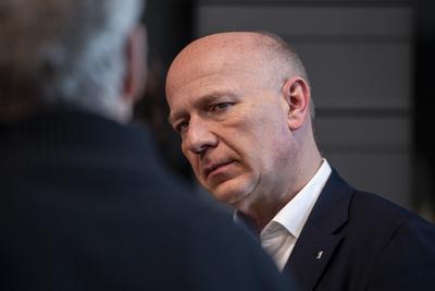 Berlins Regierender B?rgermeister Kai Wegner besucht den 'Ort der W?rme' im Humboldt Forum am 12.02.2025-stock-foto
