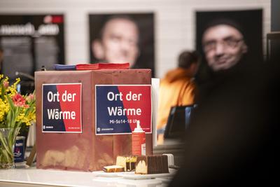 Berlins Regierender B?rgermeister Kai Wegner besucht den 'Ort der W?rme' im Humboldt Forum am 12.02.2025-stock-foto
