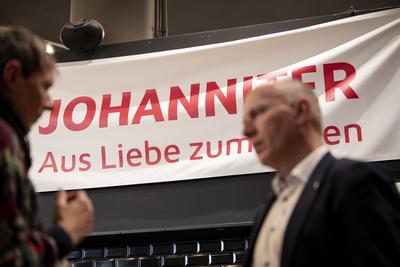 Berlins Regierender B?rgermeister Kai Wegner besucht den 'Ort der W?rme' im Humboldt Forum am 12.02.2025-stock-foto