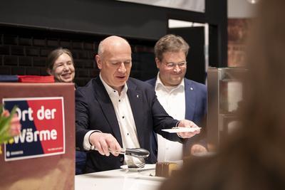 Berlins Regierender B?rgermeister Kai Wegner besucht den 'Ort der W?rme' im Humboldt Forum am 12.02.2025-stock-foto