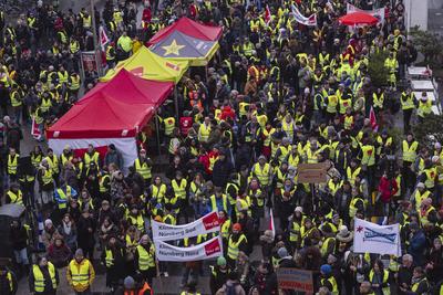 13.02.2025, Warnstreik ?ffentlicher Dienst, N?rnberg: In N?rnberg gingen trotz nasskalter Temperaturen mehrere Hundert M-stock-foto