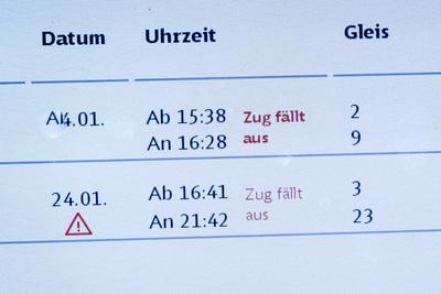 24.01.2024, Bielefeld, Hauptbahnhof, Die Lokfuehrergewerkschaft GDL (Gewerkschaft Deutscher Lokomotivfuehrer) hat zu ein-stock-foto