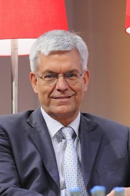 Bildnummer: 58137859  Datum: 18.06.2012  Copyright: imago/Horst GaluschkaDr. Thomas Bellut, Intendant des ZDF spricht und diskutiert am 18.06.2012 beim 24. Medienforum NRW 2012 in K?ln. An 3 Tagen diskutieren Medienschaffende und Entscheider und steht unter dem Motto Sch?ne neue Medienwelt: vernetzt, offen, mobil . People Kultur Wirtschaft Portr?t xmk x0x 2012 hoch Medienforum NRW ZDF Intendant Thomas Bellut medienforum.nrw einzeln einzel Medienforum Medien  58137859 Date 18 06 2012 Copyright Imago Horst  Dr Thomas Bellut Director the ZDF speaks and discussed at 18 06 2012 the 24 Media Forum NRW 2012 in Cologne to 3 Days discuss  and Decision makers and is under the Motto Beautiful New Media world network open Mobil Celebrities Culture Economy Portrait xmk x0x 2012 vertical Media Forum NRW ZDF Director Thomas Bellut Media Forum NRW single Singles Media Forum Media-stock-foto
