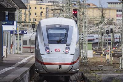 Hauptbahnhof Stuttgart. Bahnsteig mit Zug. ICE der Deutsche Bahn AG. // 19.12.2024: Stuttgart, Baden-W?rttemberg, Deutsc-stock-foto
