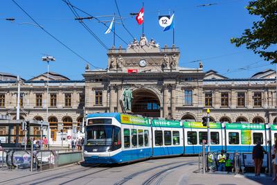 Bahnhofstrasse mit Stra?enbahn vom Typ Cobra-Tram ?PNV ?ffentlicher Nahverkehr in Z?rich, Schweiz Z?rich, Schweiz - 10.-stock-foto