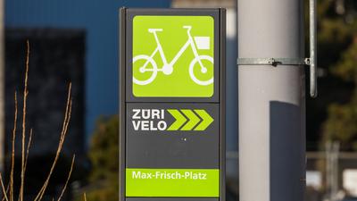 Z?rich, Schweiz - 11. Januar 2022: Beim max-Frisch-Platz in Z?rich-Oerlikon kann man sich ein Fahrrad mieten.-stock-photo