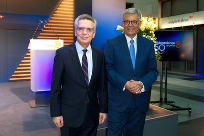 93/ XY PREIS , Bundesinnenminister Thomas de Maiziere und ZDF-Intendant Thomas Bellut, 16. Verleihung des XY-Preis Gemei-stock-foto