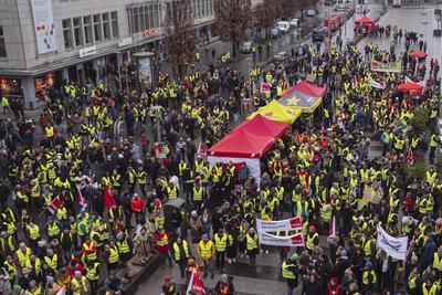 13.02.2025, Warnstreik ?ffentlicher Dienst, N?rnberg: In N?rnberg gingen trotz nasskalter Temperaturen mehrere Hundert M-stock-foto