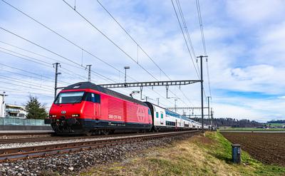 SBB IC2000 mit Lok 2000 Ein SBB IC2000 f?hrt durch den Bahnhof von Bassersdorf. Er wird von einer Lok 2000 gezogen. (Bas-stock-foto