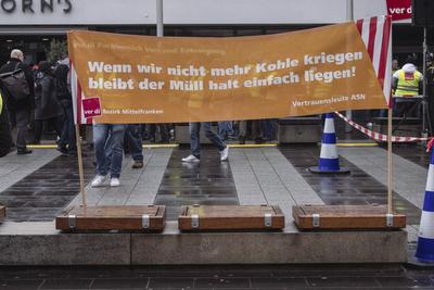 13.02.2025, Warnstreik ?ffentlicher Dienst, N?rnberg: In N?rnberg gingen trotz nasskalter Temperaturen mehrere Hundert M-stock-foto