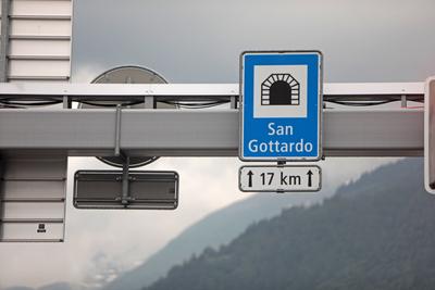 Schild San Gottardo 17 km auf der Autobahn A2 in Richtung Norden vor dem Gotthard-Strassentunnel. Schild San Gottardo 17-stock-photo