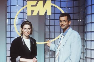 Bildnummer: 56749303  Datum: 01.04.1991  Copyright: imago/teutopressKatrin M?ller und Dr. Thomas Bellut 04/91 nou Fernsehen TV Moderation quer halb stehend Studio Kulisse Logo l?chelnd FM - Das Familienmagazin People Shooting x0x xub 1991 quer  56749303 Date 01 04 1991 Copyright Imago teutopress Katrin Mueller and Dr Thomas Bellut 04 91 Nou Television TV Moderation horizontal half standing Studio Backdrop emblem smiling FM the  Celebrities Shooting x0x  1991 horizontal-stock-foto