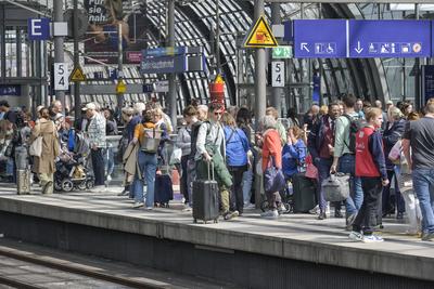 Wartende Passagiere, Bahnsteig, Hauptbahnhof, Mitte, Berlin, Deutschland *** Waiting passengers, platform, central stati-stock-foto