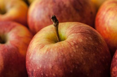 red apple close-up red apple close-up Copyright: xZoonar.com/stockfotos-mgx 19699841-stock-photo