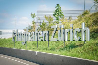 Flughafen Z?rich, Zurich Airport, ZRH, Flughafen Kloten, Drehkreuz, Schweizer Luftfahrt, Internationale Fl?ge, Ankunft,-stock-foto